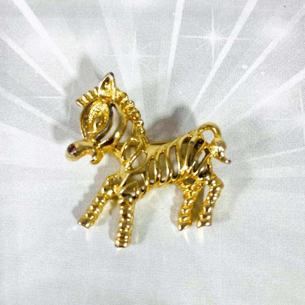 Vintage Sarah Coventry Zebra Brooch Gold-tone Pin Signed